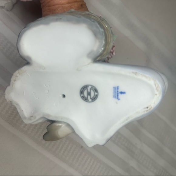 Iladro Girl Kneeling Next to Flower Basket - Picture 12 of 12